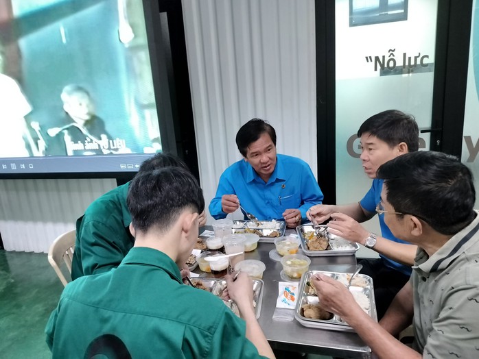 Bữa ăn trị giá 80.000 đồng của công nhân có những gì?- Ảnh 4. Bữa ăn trị giá 80.000 đồng của công nhân có những gì?- Ảnh 4.