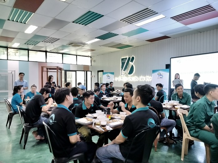 Bữa ăn trị giá 80.000 đồng của công nhân có những gì?- Ảnh 1. Bữa ăn trị giá 80.000 đồng của công nhân có những gì?- Ảnh 1.