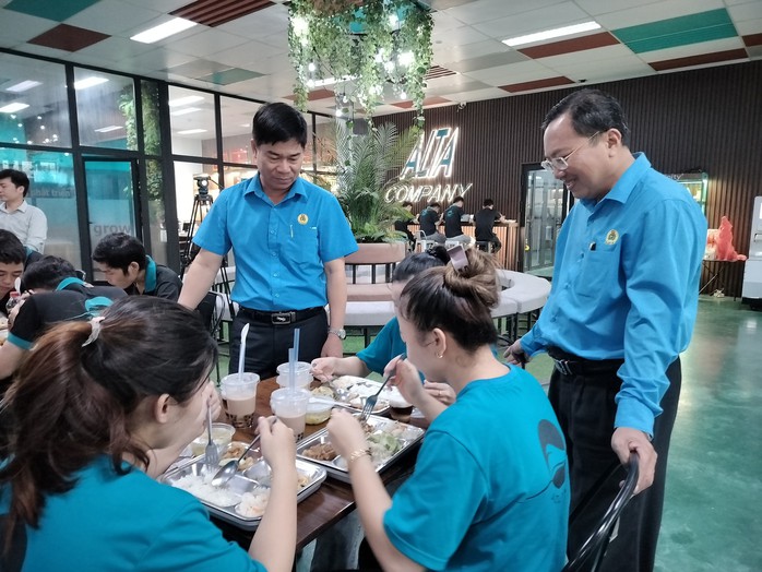 Bữa ăn trị giá 80.000 đồng của công nhân có những gì?- Ảnh 6. Bữa ăn trị giá 80.000 đồng của công nhân có những gì?- Ảnh 6.