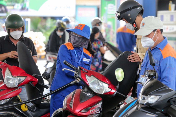 Petrolimex giải trình gì về số lãi "khủng" trong nửa đầu năm 2024?- Ảnh 1. Petrolimex giải trình gì về số lãi "khủng" trong nửa đầu năm 2024?- Ảnh 1.