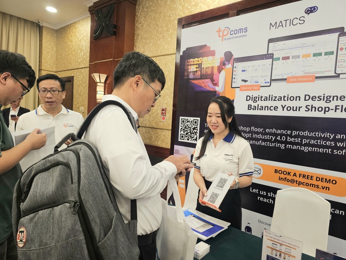 Doanh nghiệp tìm hiểu thông tin, giải pháp để chuyển đổi mô hình nhà máy thông minh Ảnh: LÊ QUANG Doanh nghiệp tìm hiểu thông tin, giải pháp để chuyển đổi mô hình nhà máy thông minh Ảnh: LÊ QUANG