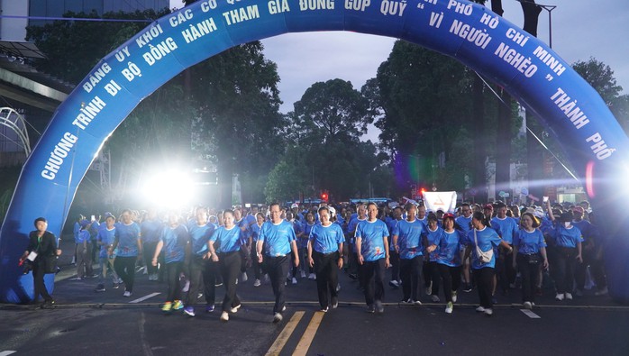 Chủ tịch UBND TP HCM Phan Văn Mãi cùng 3.000 người đi bộ đồng hành đóng góp Quỹ "Vì người nghèo"- Ảnh 1. Chủ tịch UBND TP HCM Phan Văn Mãi cùng 3.000 người đi bộ đồng hành đóng góp Quỹ "Vì người nghèo"- Ảnh 1.