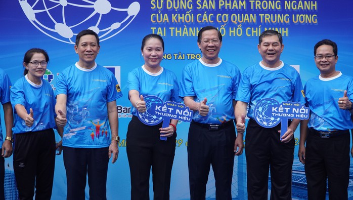 Chủ tịch UBND TP HCM Phan Văn Mãi cùng 3.000 người đi bộ đồng hành đóng góp Quỹ "Vì người nghèo"- Ảnh 6. Chủ tịch UBND TP HCM Phan Văn Mãi cùng 3.000 người đi bộ đồng hành đóng góp Quỹ "Vì người nghèo"- Ảnh 6.