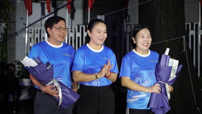 Chủ tịch UBND TP HCM Phan Văn Mãi cùng 3.000 người đi bộ đồng hành đóng góp Quỹ "Vì người nghèo"- Ảnh 3. Chủ tịch UBND TP HCM Phan Văn Mãi cùng 3.000 người đi bộ đồng hành đóng góp Quỹ "Vì người nghèo"- Ảnh 3.