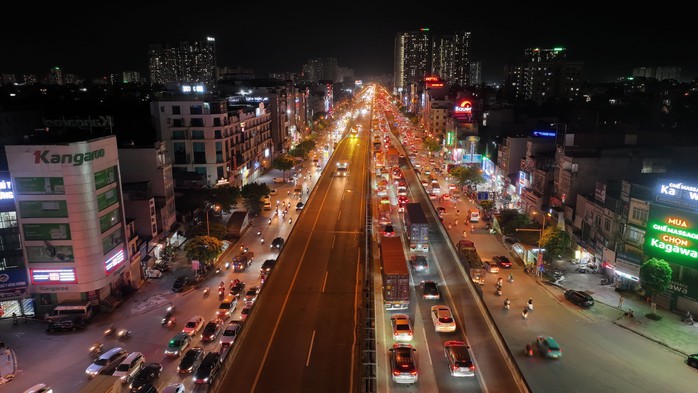 Ùn tắc gần chục km, ôtô nhích từng mét rời Hà Nội- Ảnh 7. Ùn tắc gần chục km, ôtô nhích từng mét rời Hà Nội- Ảnh 7.