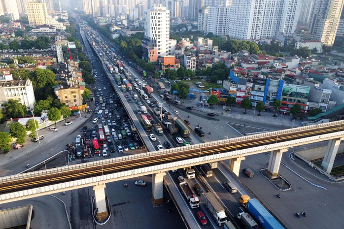 Ùn tắc gần chục km, ôtô nhích từng mét rời Hà Nội- Ảnh 1. Ùn tắc gần chục km, ôtô nhích từng mét rời Hà Nội- Ảnh 1.
