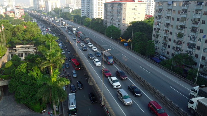 Ùn tắc gần chục km, ôtô nhích từng mét rời Hà Nội- Ảnh 2. Ùn tắc gần chục km, ôtô nhích từng mét rời Hà Nội- Ảnh 2.