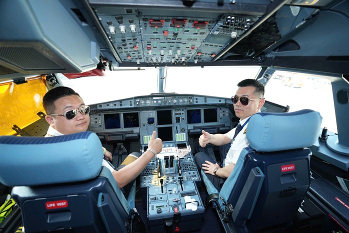 Cơ trưởng, cơ phó chuyến bay GY 701 KWE – HAN vừa hạ cánh tại sân bay Nội Bài ngày 31-8, đánh dấu Hà Nội là điểm đến quốc tế đầu tiên của hãng. Cơ trưởng, cơ phó chuyến bay GY 701 KWE – HAN vừa hạ cánh tại sân bay Nội Bài ngày 31-8, đánh dấu Hà Nội là điểm đến quốc tế đầu tiên của hãng.