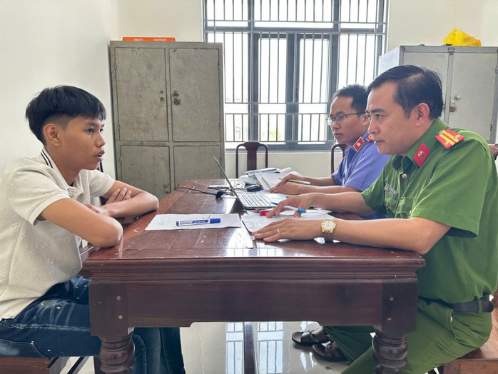 Công an thông tin vụ 2 cô gái gặp 4 tên cướp lúc nửa đêm trên đường làng- Ảnh 2. Công an thông tin vụ 2 cô gái gặp 4 tên cướp lúc nửa đêm trên đường làng- Ảnh 2.