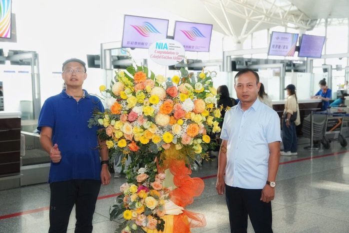 Đại diện Cảng HKQT Nội Bài, ông Phạm Tuấn Anh- PGĐ (bìa phải) đã đến tặng hoa chúc mừng hãng. Đại diện Cảng HKQT Nội Bài, ông Phạm Tuấn Anh- PGĐ (bìa phải) đã đến tặng hoa chúc mừng hãng.