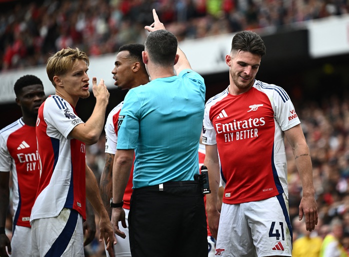 Declan Rice xin lỗi về tấm thẻ đỏ suýt khiến Arsenal phải trả giá- Ảnh 1. Declan Rice xin lỗi về tấm thẻ đỏ suýt khiến Arsenal phải trả giá- Ảnh 1.