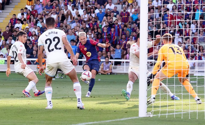 HLV Hansi Flick vui mừng khi Barcelona thắng tưng bừng Valladolid 7-0- Ảnh 2. HLV Hansi Flick vui mừng khi Barcelona thắng tưng bừng Valladolid 7-0- Ảnh 2.