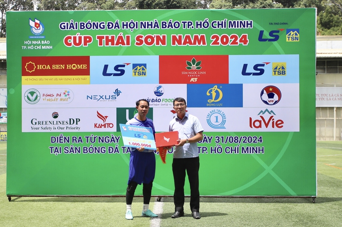 CLB Phóng viên Đời sống-Xã hội vô địch Giải Bóng đá Hội Nhà báo TP HCM 2024- Ảnh 4. CLB Phóng viên Đời sống-Xã hội vô địch Giải Bóng đá Hội Nhà báo TP HCM 2024- Ảnh 4.