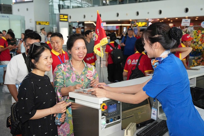 Hành khách từ Hà Nội vui vẻ làm thủ tục check in để đi Quý Dương. Thời gian bay chỉ hết 2 tiếng. Ảnh: Phan Công Hành khách từ Hà Nội vui vẻ làm thủ tục check in để đi Quý Dương. Thời gian bay chỉ hết 2 tiếng. Ảnh: Phan Công