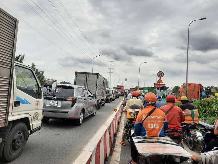Xe container va chạm xe 4 chỗ, đường dẫn vào cao tốc TP HCM - Long Thành - Dầu Giây kẹt xe kéo dài- Ảnh 6. Xe container va chạm xe 4 chỗ, đường dẫn vào cao tốc TP HCM - Long Thành - Dầu Giây kẹt xe kéo dài- Ảnh 6.