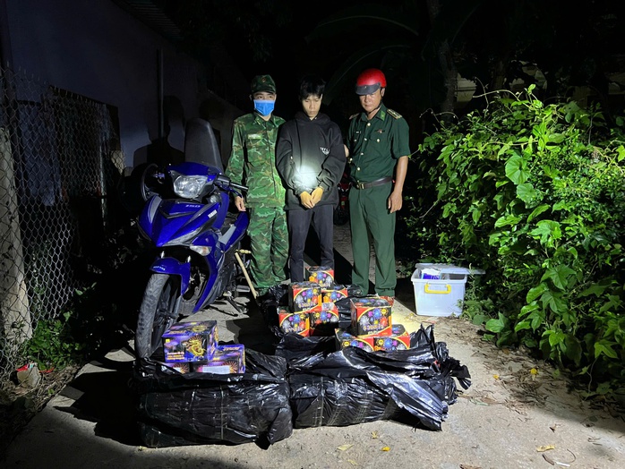 Bắt nam thanh niên làm điều bất thường lúc rạng sáng - Ảnh 1. Bắt nam thanh niên làm điều bất thường lúc rạng sáng - Ảnh 1.