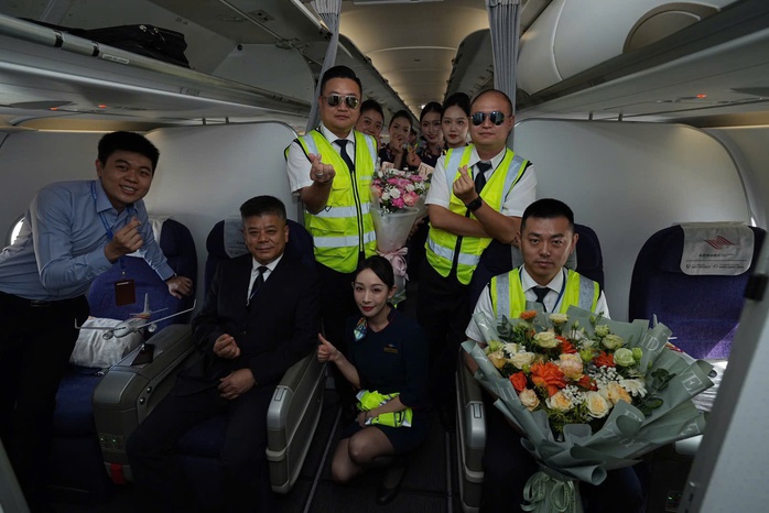 Tặng hoa phi hành đoàn và đại diện lãnh đạo của hãng Colorful Guizhou Airlines Tặng hoa phi hành đoàn và đại diện lãnh đạo của hãng Colorful Guizhou Airlines