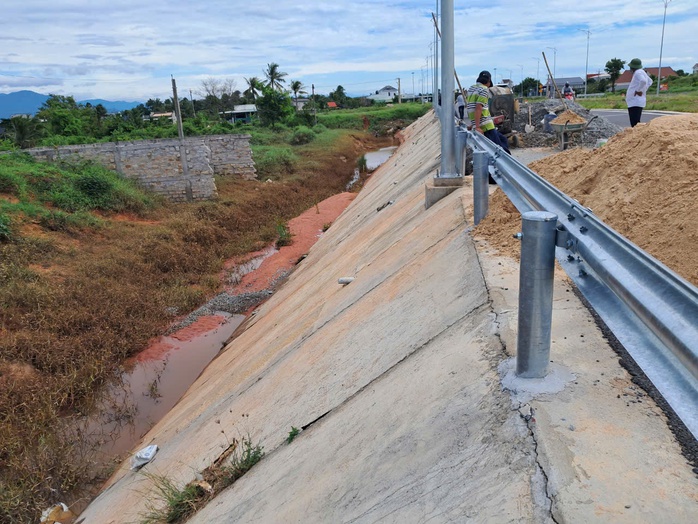 Bình Thuận: Đường gần ngàn tỉ chưa vận hành chính thức đã sạt lở, hở hàm ếch- Ảnh 4. Bình Thuận: Đường gần ngàn tỉ chưa vận hành chính thức đã sạt lở, hở hàm ếch- Ảnh 4.