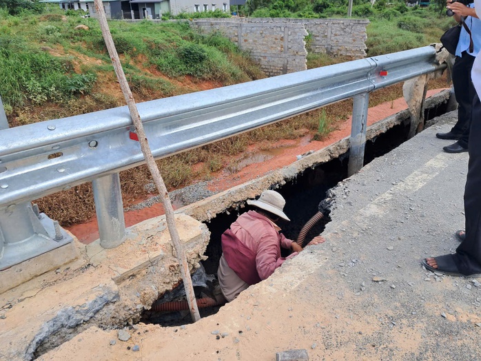 Bình Thuận: Đường gần ngàn tỉ chưa vận hành chính thức đã sạt lở, hở hàm ếch- Ảnh 3. Bình Thuận: Đường gần ngàn tỉ chưa vận hành chính thức đã sạt lở, hở hàm ếch- Ảnh 3.