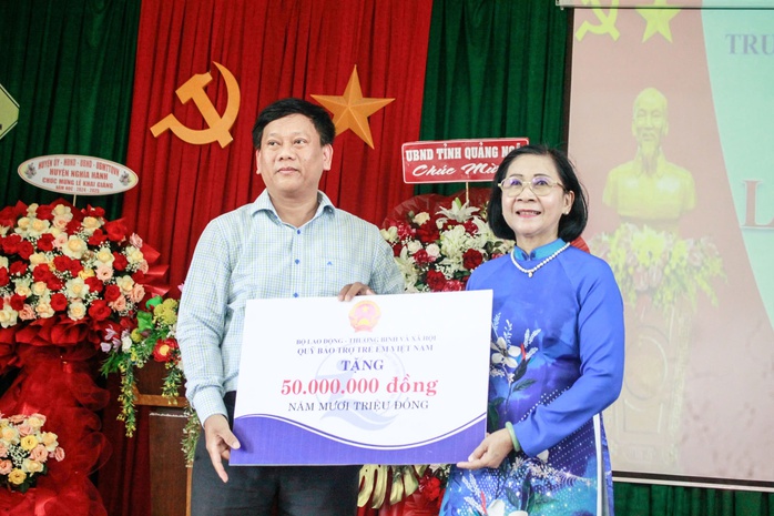 Hơn 1,5 tỉ đồng ủng hộ Trung tâm Nuôi dạy trẻ khuyết tật Võ Hồng Sơn- Ảnh 4. Hơn 1,5 tỉ đồng ủng hộ Trung tâm Nuôi dạy trẻ khuyết tật Võ Hồng Sơn- Ảnh 4.
