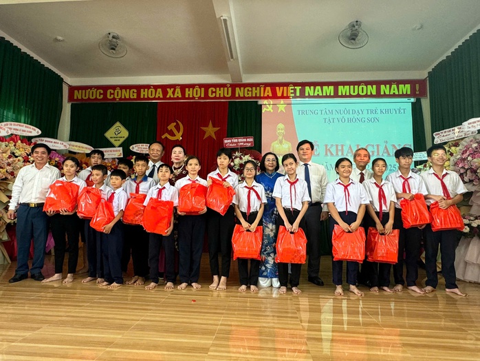 Hơn 1,5 tỉ đồng ủng hộ Trung tâm Nuôi dạy trẻ khuyết tật Võ Hồng Sơn- Ảnh 2. Hơn 1,5 tỉ đồng ủng hộ Trung tâm Nuôi dạy trẻ khuyết tật Võ Hồng Sơn- Ảnh 2.
