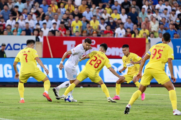 Siêu Cúp quốc gia 2023-2024: Rafaelson lập cú đúp giúp Nam Định đăng quang- Ảnh 1. Siêu Cúp quốc gia 2023-2024: Rafaelson lập cú đúp giúp Nam Định đăng quang- Ảnh 1.