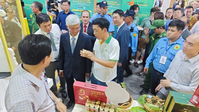 Ông Lương Trọng Khoa giới thiệu các sản phẩm chế biến từ sâm Ngọc Linh với lãnh đạo TP HCM tại Lễ hội Sâm và hương liệu, dược liệu quốc tế TP HCM Ông Lương Trọng Khoa giới thiệu các sản phẩm chế biến từ sâm Ngọc Linh với lãnh đạo TP HCM tại Lễ hội Sâm và hương liệu, dược liệu quốc tế TP HCM