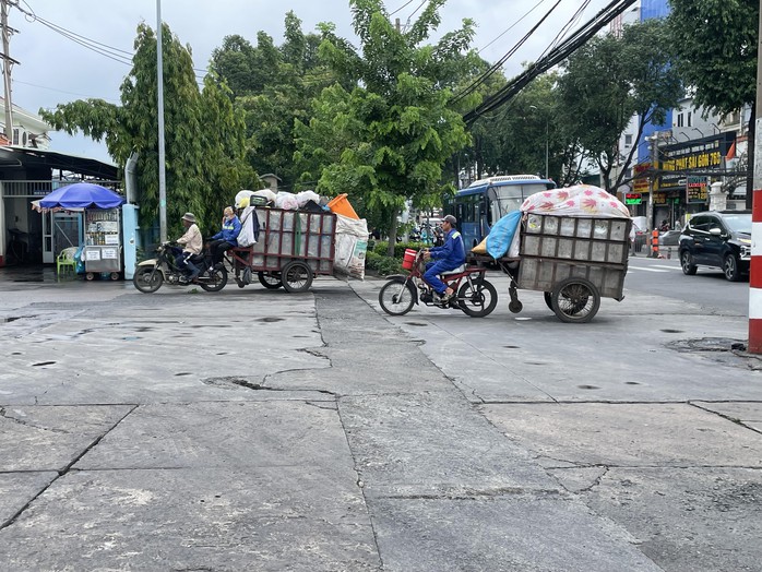 Xe thu gom rác tự chế di chuyển trên đường Quang Trung, quận Gò Vấp, TP HCMẢnh: Thu Hồng Xe thu gom rác tự chế di chuyển trên đường Quang Trung, quận Gò Vấp, TP HCMẢnh: Thu Hồng
