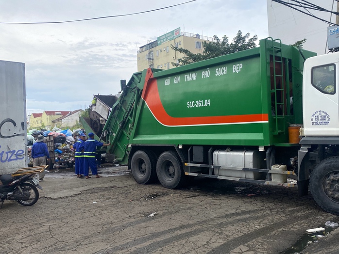 Xe vận chuyển rác tại một trạm trung chuyển ở quận Bình Thạnh. Ảnh: Quốc Anh Xe vận chuyển rác tại một trạm trung chuyển ở quận Bình Thạnh. Ảnh: Quốc Anh