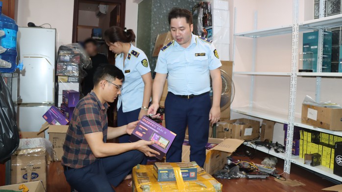 6 tiếng "phục kích" cơ sở màn hình ô tô, camera hành trình bán trên sàn thương mại điện tử, nhiều bất ngờ- Ảnh 1. 6 tiếng "phục kích" cơ sở màn hình ô tô, camera hành trình bán trên sàn thương mại điện tử, nhiều bất ngờ- Ảnh 1.