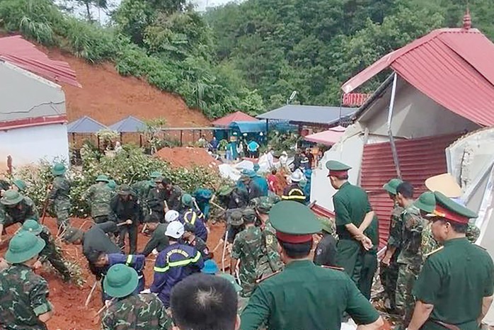 Sạt lở đất vùi lấp căn nhà, 2 vợ chồng đang ngủ tử vong- Ảnh 1. Sạt lở đất vùi lấp căn nhà, 2 vợ chồng đang ngủ tử vong- Ảnh 1.