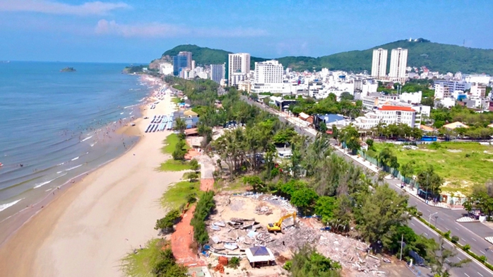 Toàn bộ Bãi Sau và đường Thùy Vân nhìn từ trên cao Toàn bộ Bãi Sau và đường Thùy Vân nhìn từ trên cao
