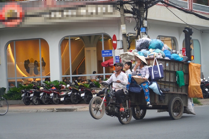 4 thành viên trong gia đình ngồi vắt vẻo trên xe chở rác đầy ắp lưu thông trên giao lộ Đinh Bộ Lĩnh - Chu Văn An, quận Bình Thạnh, TP HCMẢnh: Quốc Anh 4 thành viên trong gia đình ngồi vắt vẻo trên xe chở rác đầy ắp lưu thông trên giao lộ Đinh Bộ Lĩnh - Chu Văn An, quận Bình Thạnh, TP HCMẢnh: Quốc Anh