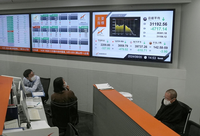 Các nhân viên tại Sở Giao dịch chứng khoán Nagoya ở TP Nagoya - Nhật Bản hôm 5-8. Ảnh: Reuters Các nhân viên tại Sở Giao dịch chứng khoán Nagoya ở TP Nagoya - Nhật Bản hôm 5-8. Ảnh: Reuters