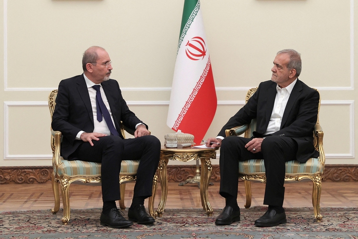 Tổng thống Iran Masoud Pezeshkian (phải) tiếp Bộ trưởng Bộ Ngoại giao Jordan Ayman Safadi tại Tehran hôm 4-8. Ảnh: REUTERS Tổng thống Iran Masoud Pezeshkian (phải) tiếp Bộ trưởng Bộ Ngoại giao Jordan Ayman Safadi tại Tehran hôm 4-8. Ảnh: REUTERS
