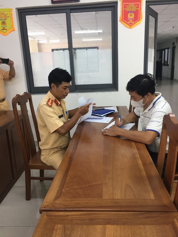 Xử phạt người đàn ông chở con nhỏ chạy xe ngược chiều, gây tranh cãi trên mạng- Ảnh 1. Xử phạt người đàn ông chở con nhỏ chạy xe ngược chiều, gây tranh cãi trên mạng- Ảnh 1.