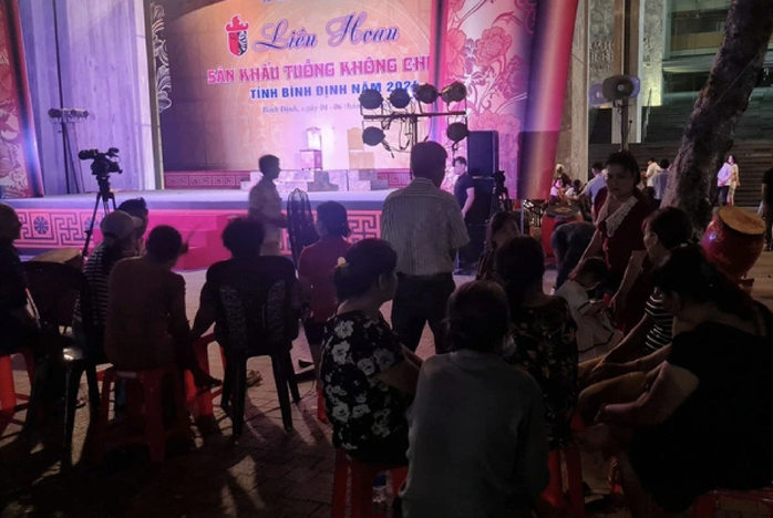 Đang diễn tuồng trên sân khấu, một nam nghệ nhân bất ngờ đột tử- Ảnh 1. Đang diễn tuồng trên sân khấu, một nam nghệ nhân bất ngờ đột tử- Ảnh 1.