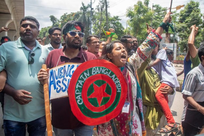 Biển người xông vào dinh thự, Thủ tướng Bangladesh "tháo chạy"- Ảnh 1. Biển người xông vào dinh thự, Thủ tướng Bangladesh "tháo chạy"- Ảnh 1.