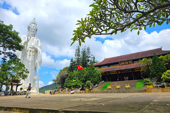 Chùa Linh Ẩn xác minh thông tin bảo vệ đòi tiền "bảo kê"- Ảnh 1. Chùa Linh Ẩn xác minh thông tin bảo vệ đòi tiền "bảo kê"- Ảnh 1.
