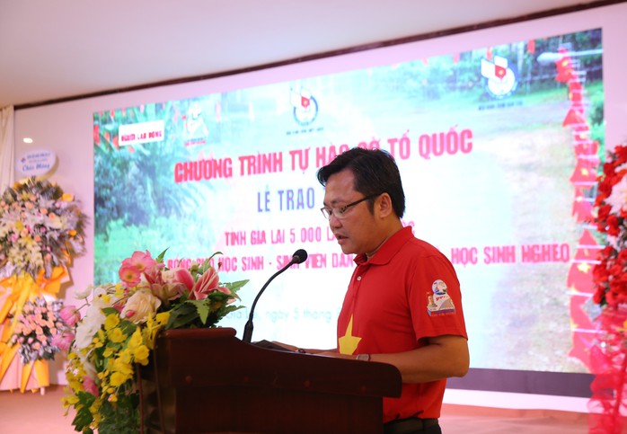 Báo Người Lao Động tặng 5.000 lá cờ Tổ quốc và học bổng tại tỉnh Gia Lai- Ảnh 1. Báo Người Lao Động tặng 5.000 lá cờ Tổ quốc và học bổng tại tỉnh Gia Lai- Ảnh 1.