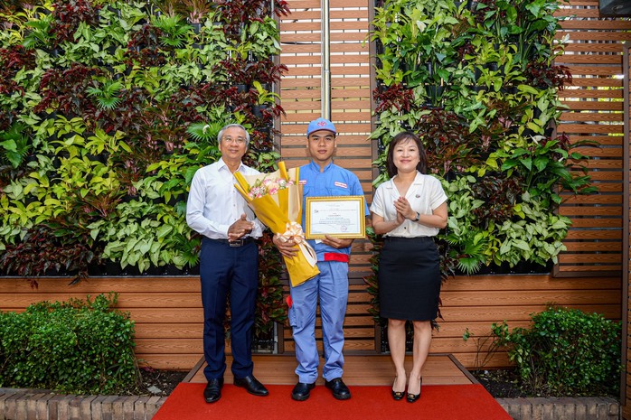 Khen thưởng thợ trẻ đoạt giải vàng Hội thi tay nghề Toyota Việt Nam 2024- Ảnh 1. Khen thưởng thợ trẻ đoạt giải vàng Hội thi tay nghề Toyota Việt Nam 2024- Ảnh 1.