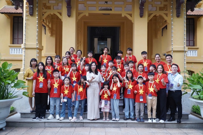 Thứ trưởng tặng truyện tranh lịch sử cho thiếu nhi kiều bào- Ảnh 3. Thứ trưởng tặng truyện tranh lịch sử cho thiếu nhi kiều bào- Ảnh 3.