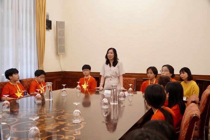 Thứ trưởng tặng truyện tranh lịch sử cho thiếu nhi kiều bào- Ảnh 4. Thứ trưởng tặng truyện tranh lịch sử cho thiếu nhi kiều bào- Ảnh 4.