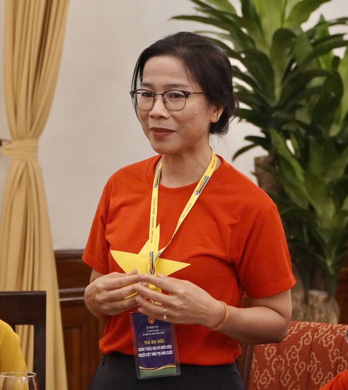Thứ trưởng tặng truyện tranh lịch sử cho thiếu nhi kiều bào- Ảnh 5. Thứ trưởng tặng truyện tranh lịch sử cho thiếu nhi kiều bào- Ảnh 5.