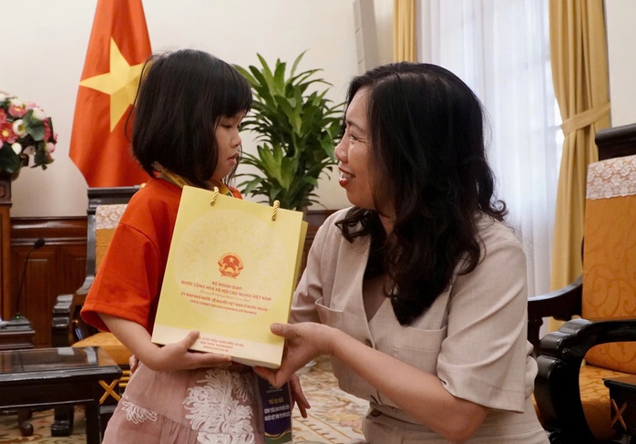 Thứ trưởng tặng truyện tranh lịch sử cho thiếu nhi kiều bào- Ảnh 1. Thứ trưởng tặng truyện tranh lịch sử cho thiếu nhi kiều bào- Ảnh 1.