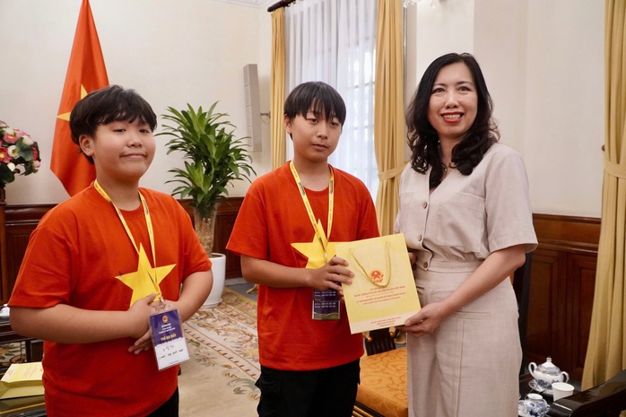 Thứ trưởng tặng truyện tranh lịch sử cho thiếu nhi kiều bào- Ảnh 6. Thứ trưởng tặng truyện tranh lịch sử cho thiếu nhi kiều bào- Ảnh 6.