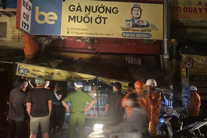 Cháy ở phố ẩm thực Nguyễn Thượng Hiền, quận 3 - Ảnh 1. Cháy ở phố ẩm thực Nguyễn Thượng Hiền, quận 3 - Ảnh 1.