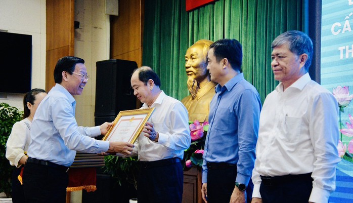 Chủ tịch UBND TP HCM Phan Văn mãi tặng bằng khen các tập thể có thành tích xuất sắc Chủ tịch UBND TP HCM Phan Văn mãi tặng bằng khen các tập thể có thành tích xuất sắc