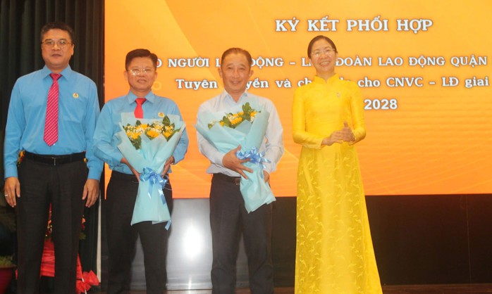 Lãnh đạo LĐLĐ TP HCM và Quận ủy Phú Nhuận tặng hoa cho LĐLĐ quận Phú Nhuận và Báo Người Lao Động tại lễ ký kết hợp tác. Ảnh: THANH NGA Lãnh đạo LĐLĐ TP HCM và Quận ủy Phú Nhuận tặng hoa cho LĐLĐ quận Phú Nhuận và Báo Người Lao Động tại lễ ký kết hợp tác. Ảnh: THANH NGA