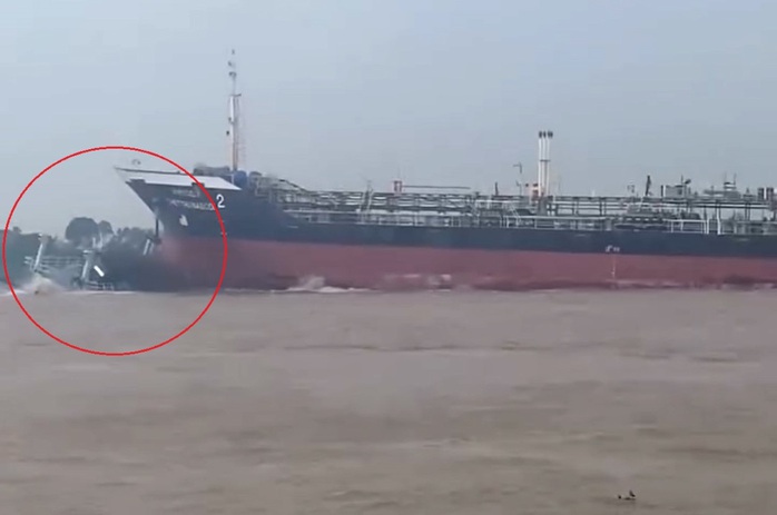 CLIP: Phà chở khách va chạm tàu hàng trên sông Vàm Nao, nhiều người rơi xuống nước- Ảnh 1. CLIP: Phà chở khách va chạm tàu hàng trên sông Vàm Nao, nhiều người rơi xuống nước- Ảnh 1.
